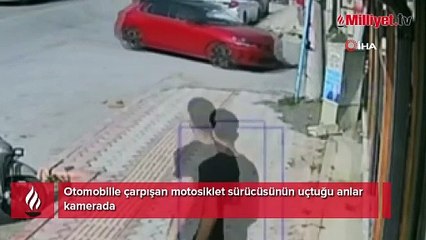 Otomobille çarpışan motosiklet sürücüsünün uçtuğu anlar kamerada