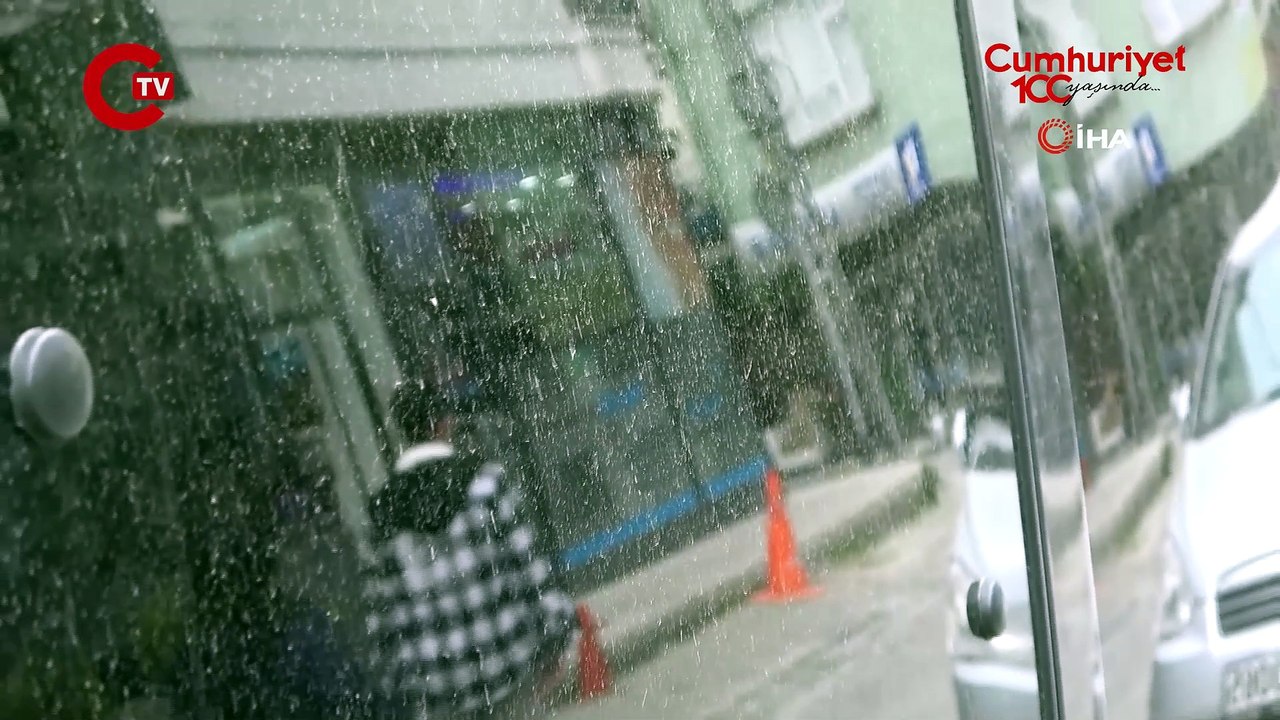 İstanbul’a çamur yağdı, araçların üstünde çamur kalıntıları oluştu