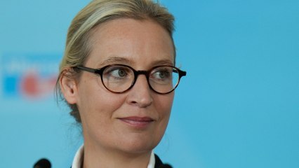 Compact-Magazin sorgt für Aufsehen mit Alice Weidel-Bikini-Plakat 📰 - thumbnail