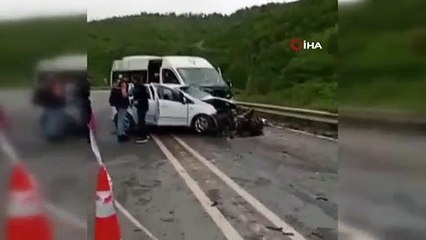 Arnavutköy'de minibüs ile otomobil kafa kafaya çarpıştı: 1 ölü, 7 yaralı