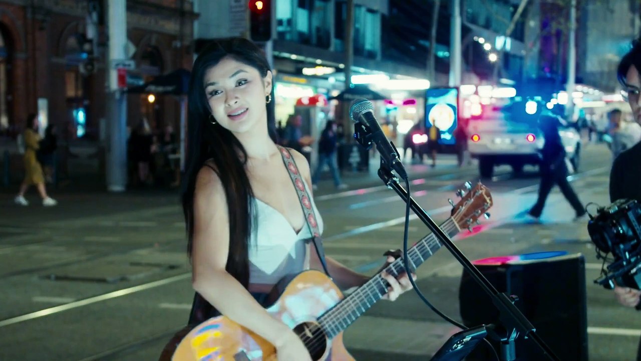 Shirina sings 'Yellow' by Coldplay on George St