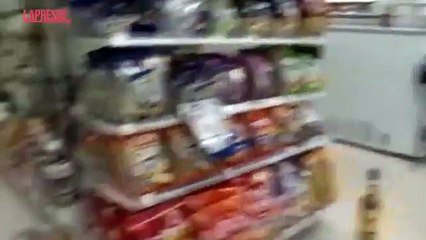 Terremoto in Giappone, la scossa in un video: nel ristorante centinaia di stoviglie distrutte
