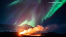 Islanda, il vulcano erutta mentre in cielo c'è l'aurora boreale: lo straordinario timelapse