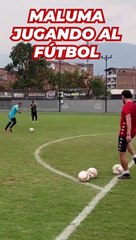 Maluma jugando al fútbol