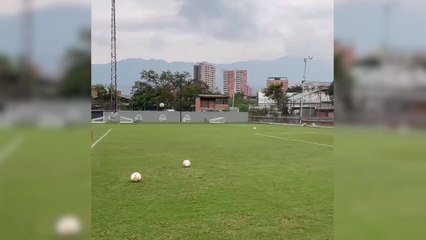 Maluma jugando al fútbol