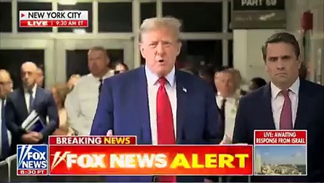 a l'extérieur de la salle de d audience Ceci est une attaque contre l'Amérique... Un pays qui échoue, dirigé par un homme incompétent qui est très impliqué dans cette affaire. Il s'agit vraiment d'une attaque contre un adversaire politique."