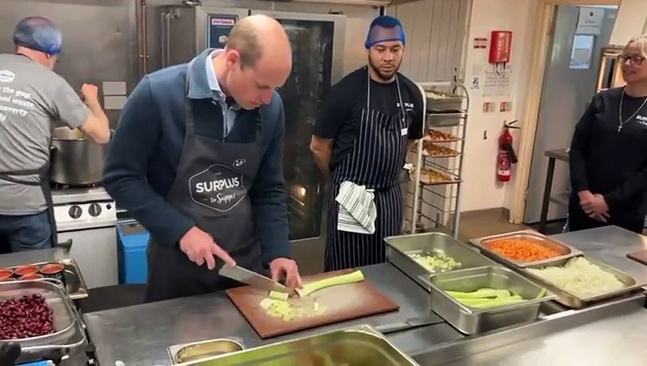 Le prince William, héritier de la couronne britannique, a repris ses activités publiques avec une visite dans une association d'aide alimentaire - Sa première sortie officielle depuis l'annonce du cancer de son épouse Kate - VIDEO