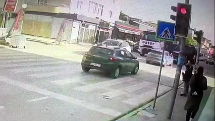 Yaya geçidinde tırın altında kaldı