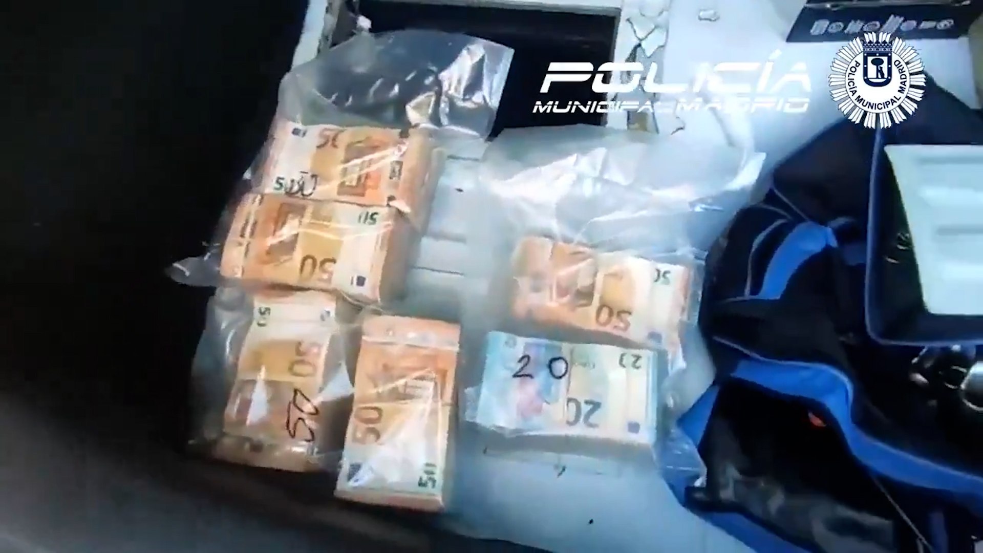 Descubren 120.000 euros dentro de un coche mal aparcado en Madrid