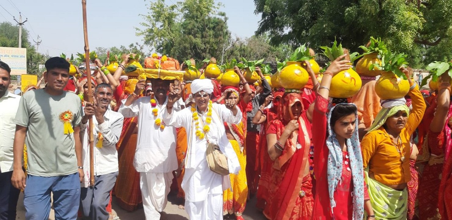 श्रीमद्भागवत कथा ज्ञान यज्ञ से पहले महिलाओं ने निकाली कलश यात्रा, गाए मंगल गीत