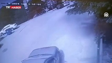 Otomobilin site duvarında asılı kaldığı anlar kamerada