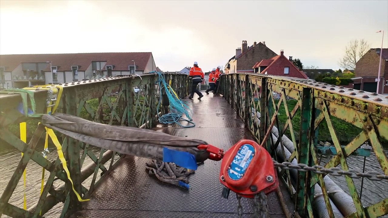 La passerelle des Corderies, vétuste, a été déposée.