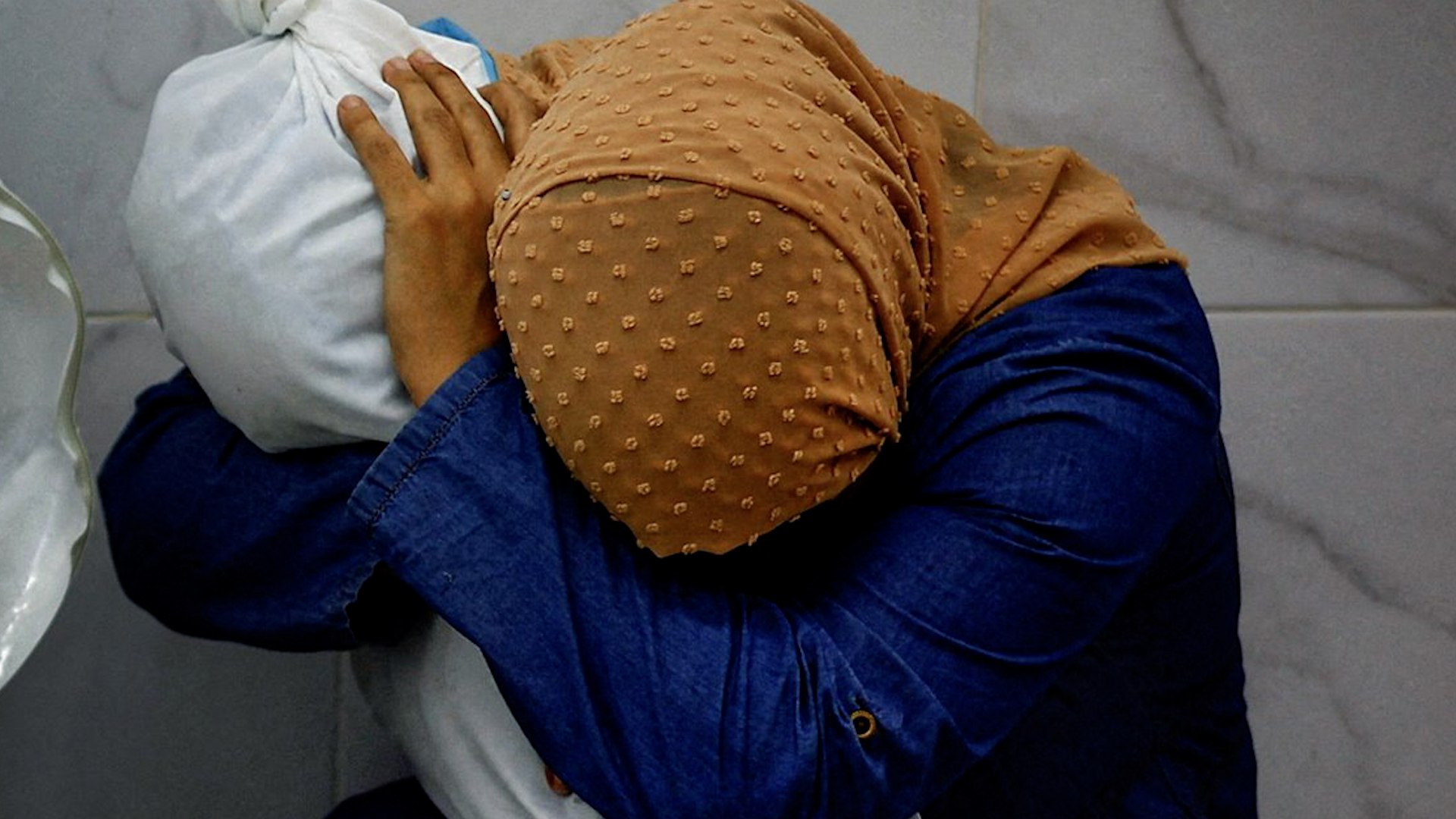 La imagen de una mujer con una nia muerta en Gaza, foto ganadora del World Press Photo