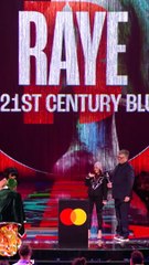 De l'ombre à la lumière aux Brit Awards, avec sa grand-mère à ses côtés !