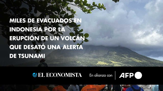 Miles de evacuados en Indonesia por la erupción de un volcán que desató una alerta de tsunami