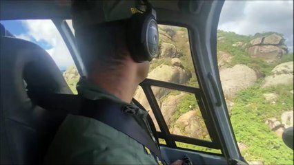 Homem que fazia trilha sofre fratura na perna e vídeos mostram operação de resgate no Morro do Canal