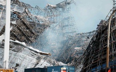 Copenhague : la façade calcinée de la vieille Bourse s’est effondrée, deux jours après l'incendie