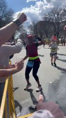 La coureuse qui a fait fondre le bitume : Regardez cette femme s'arrêter pour danser avec les foules épuisées au marathon de Boston !