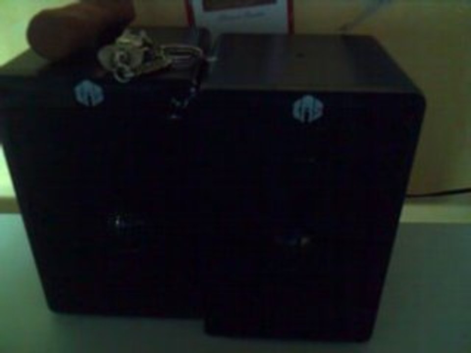 petits hauts-parleurs qui claque