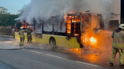 Tải video: Otobüs alev alev yandı