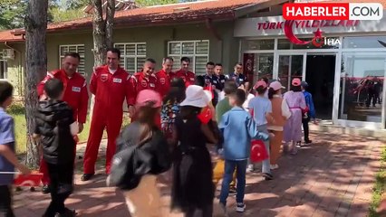 Türk Yıldızları'ndan öğrencilere 23 Nisan hediyesi