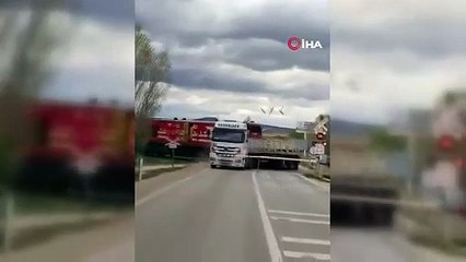 Hemzemin geçitte mahsur kalan tıra tren çarptı.
