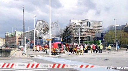 A Copenhagen crollata anche la facciata dell'antica Borsa