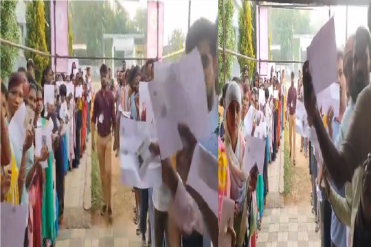 Bastar Lok Sabha Poll 2024: सुबह 5 बजे से मतदान करने लगी लंबी कतार, लाइन लगाकर कर रहे इंतजार, देखें VIDEO