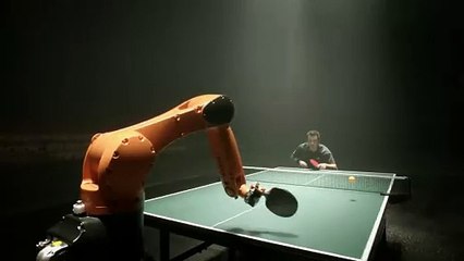 Un robot que juega ping-pong contra la humanidad