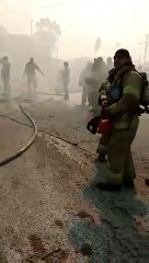 Vecinos ayudando en incendio de Tijuana