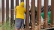 VIDEO Agente de migración es captado comprando tamales en muro de Playas de Tijuana
