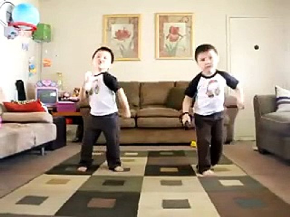 Video: Gemelos bailarines