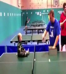 Video: Bebé juega ping pong