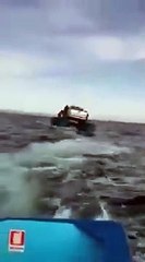 Con dos lanchas transportan pick up por el Océano pacífico