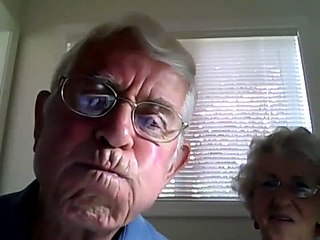 Video: Abuelos no saben usar cámara web