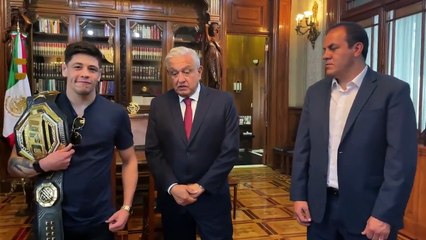 AMLO recibe al tijuanense Brandon Moreno en despacho presidencial