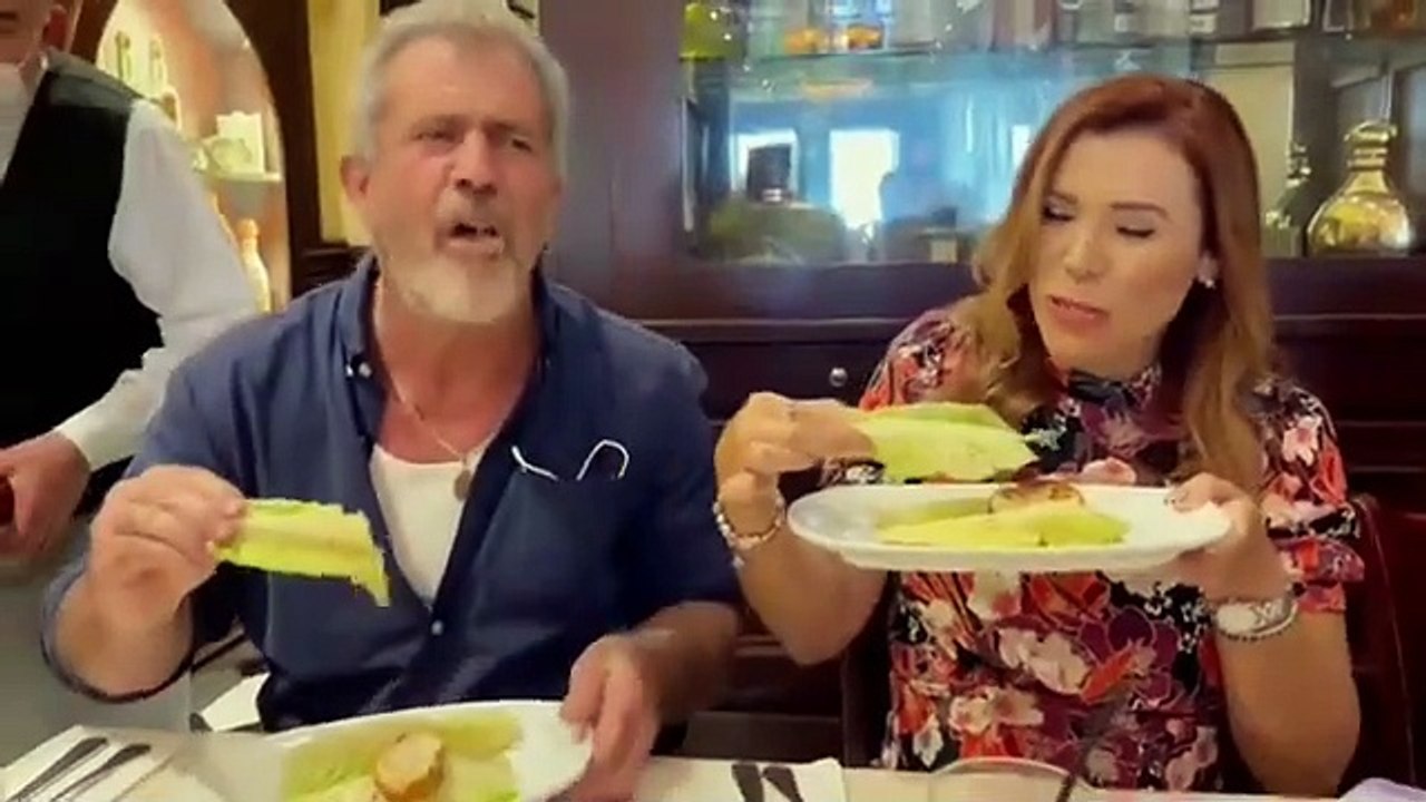 Mel Gibson come ensalada Caesars como taco y esa es la forma correcta según creador