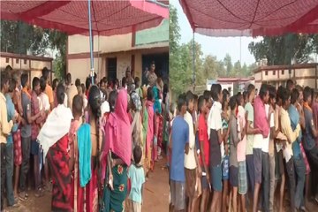 Bastar Lok Sabha Poll 2024: धक्कामुक्की करने लगे मतदाता, बोले - मोला पहिली वोट डालना हे… देखें video