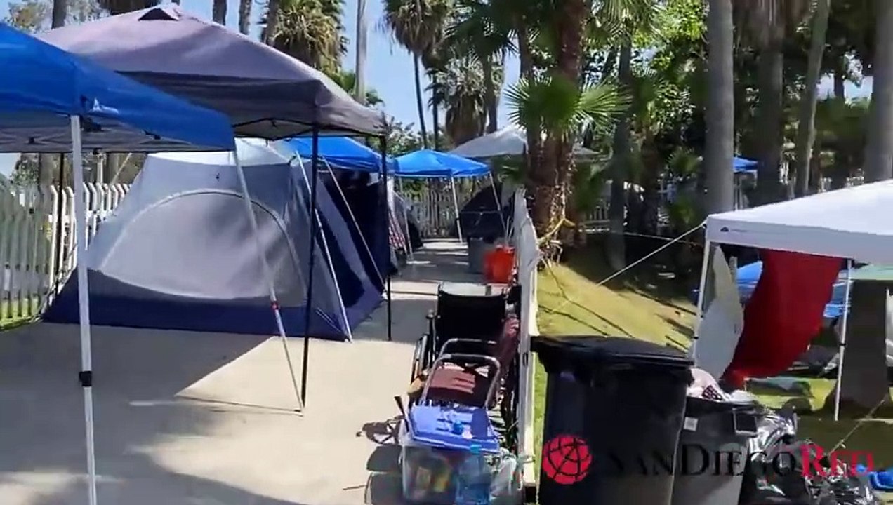Ucranianos se retiran del campamento en la garita de San Ysidro