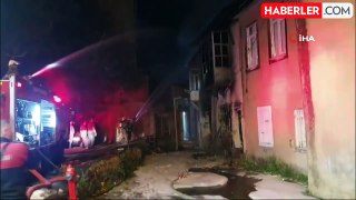 İzmir'de tekstil atölyesinde çıkan yangın, bitişikteki binaya da sıçradı