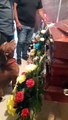 Pitbull da el último adiós a su dueña en su funeral