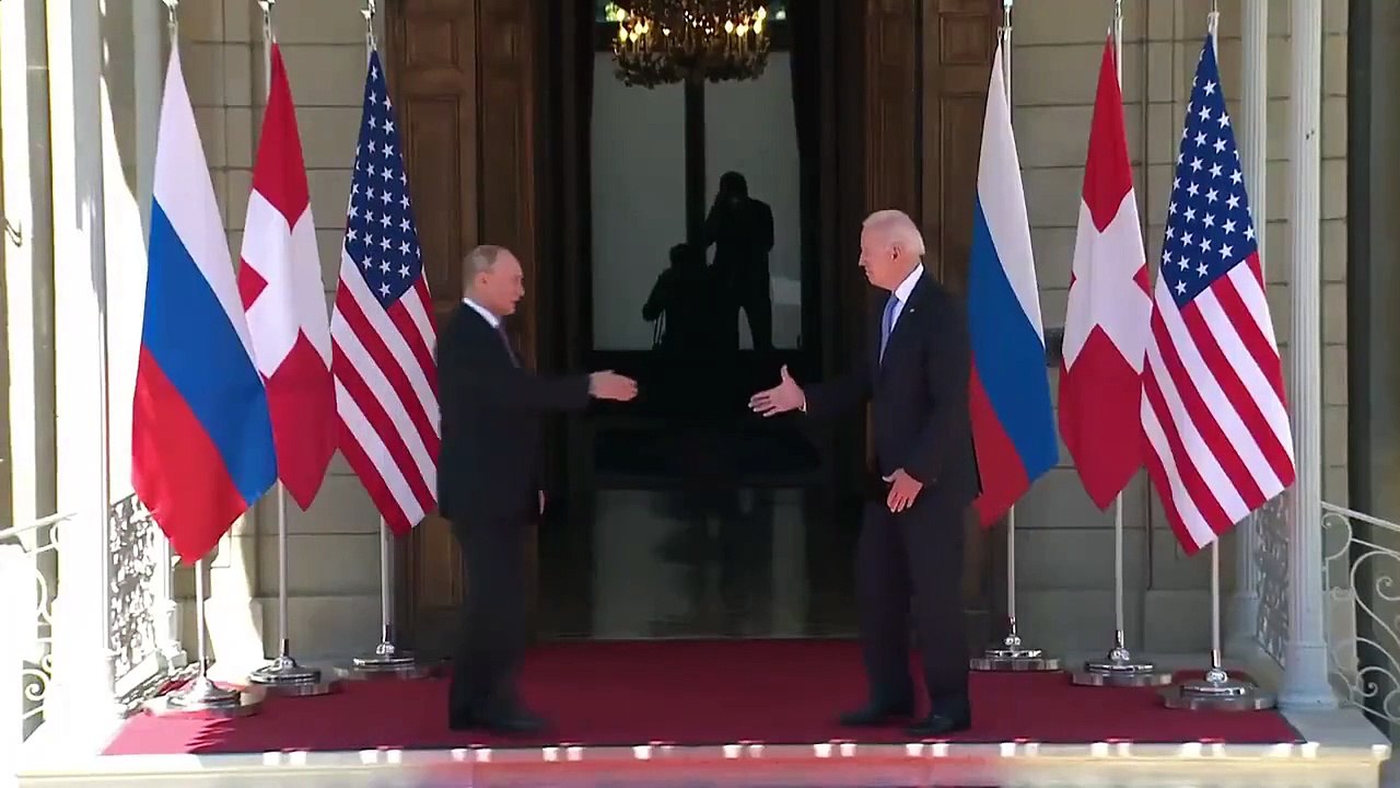 Joe Biden y Vladimir Putin estrechan la mano en la cumbre de Ginebra