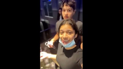 Pelota de golf en pleno aire es golpeada por rayo