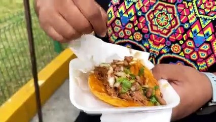 "Una Mordida Tacos Tijuana": Tacos de Birria El Sabroso