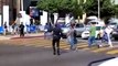 Policía dirige el tránsito de Plaza Río bailando al ritmo de Michael Jackson