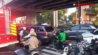Dampak Penutupan Jalan Imbas Penanganan Kebakaran, Kemacetan Panjang Terjadi di Mampang Prapatan
