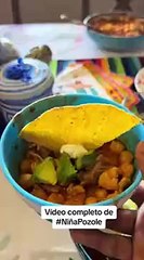 Mira cómo esta niña pequeña prefiere un plato de pozole a unos chicken nuggets