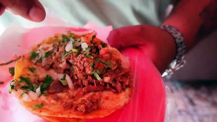 "Una Mordida Tacos Tijuana": Tacos de Birria El Novillo