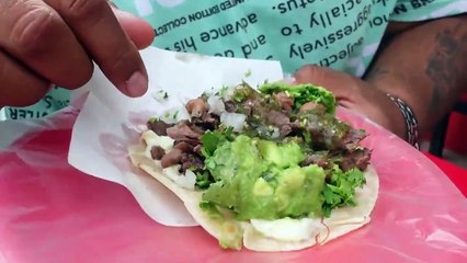 "Una Mordida Tacos Tijuana": Tacos Los Perrones