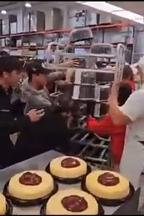 Apenas están listos los pasteles en Costco Tijuana personas se abalanzan sobre ellos